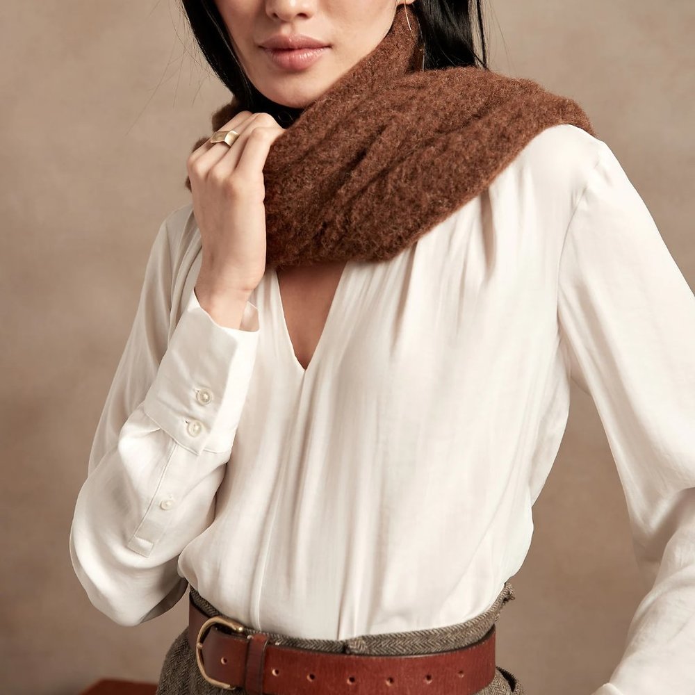 NWT Banana Republic ESSENTIAL V-NECK TOP Cream Regular M